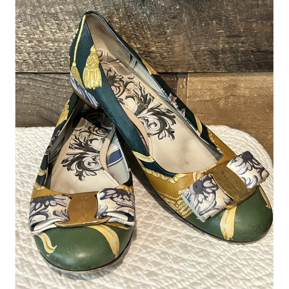 Salvatore Ferragamo Vara Bow Size 8.5 C Multicolor Printed Leather
